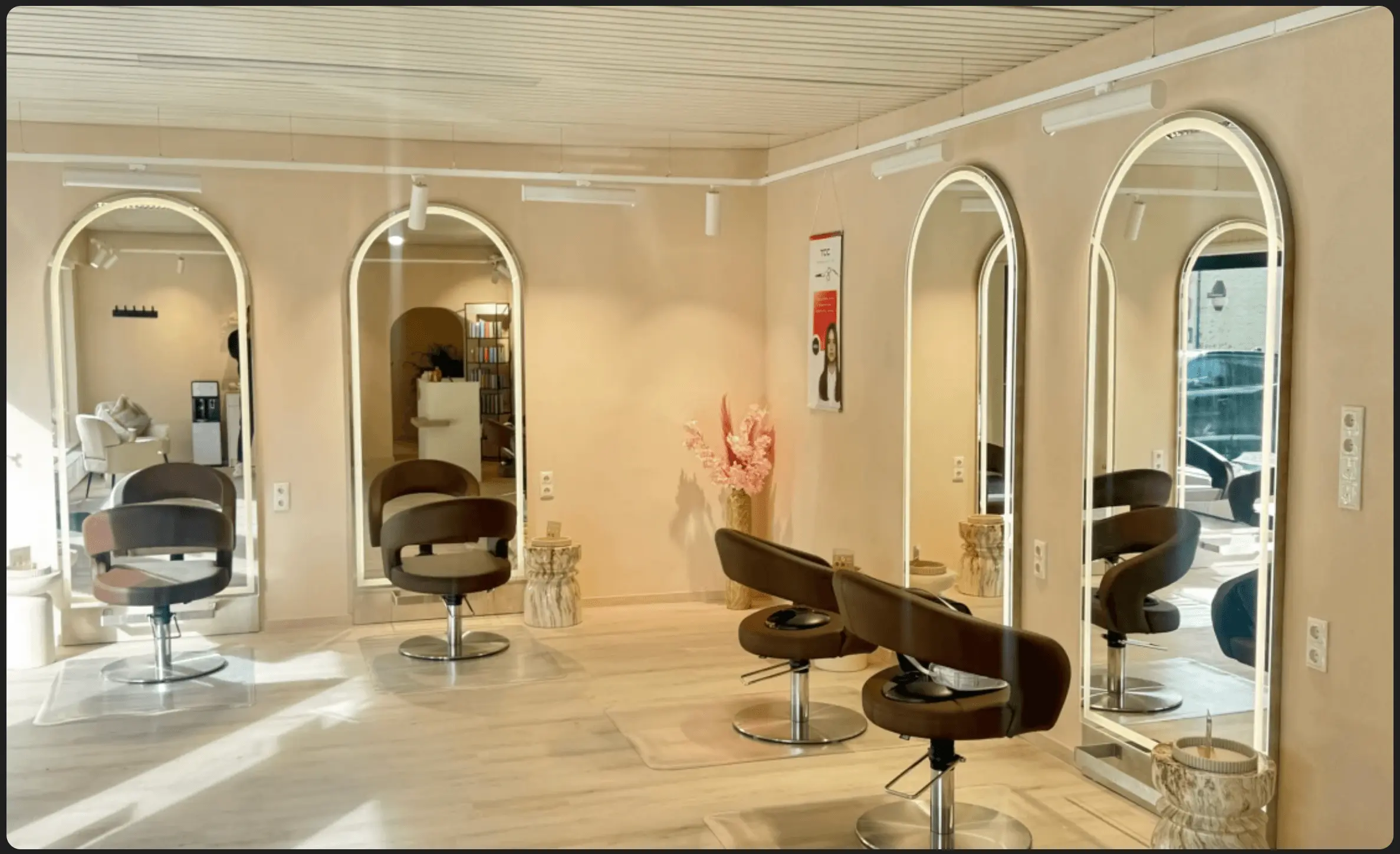 Stylingplätze im Friseursalon Lara Hair 76 in Jünkerath mit beleuchteten Spiegeln